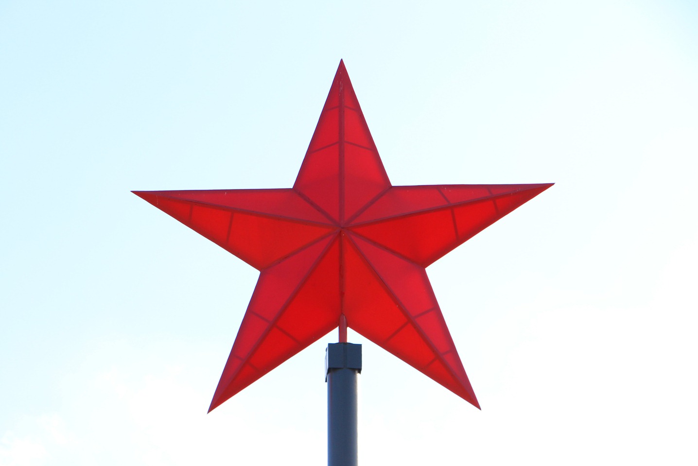 Луганский Информационный Центр – Неизвестные подорвали взрывное устройство  у памятника Звезда Победы в Луганске (ФОТО)