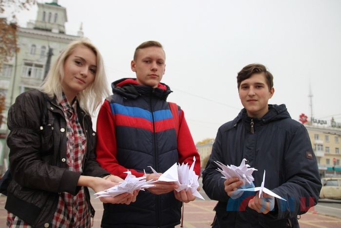 Акция "Белые журавли" в память о погибших защитниках Донбасса, Луганск, 21 октября 2018 года