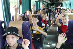 Очередная группа детей из ЛНР отправилась на отдых в подмосковный лагерь "Снегири"