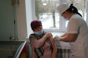 Луганская больница № 3 ежедневно вакцинирует от COVID-19 около 200 человек – врач