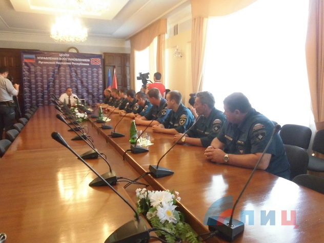 Глава ЛНР наградил 87 спасателей РФ, доставивших гуманитарный груз в Республику 28-й раз, Луганск, 28 мая 2015 года