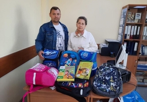 Жители Красноярского края передали Свердловскому району товары для школьников и книги