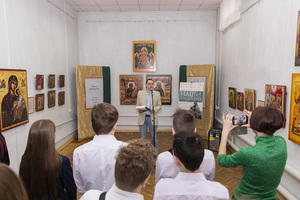 Выставка икон открылась в Луганском художественном музее в рамках проекта "Наши традиции"