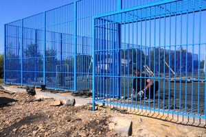 Сибиряки завершают установку спортивной площадки в школе села Карпово-Крепенское