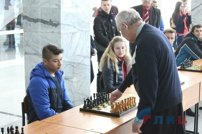 Сеанс одновременной игры гроссмейстера Геннадия Кузьмина со студентами ЛНУ им. Даля, Луганск, 24 ноября 2016 года