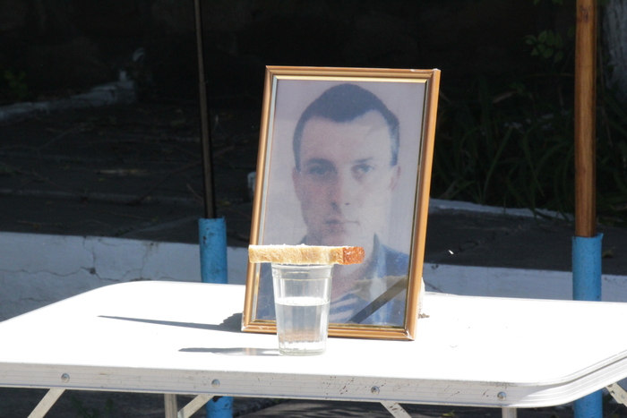 Митинг-реквием в память о бойце ополчения Антоне Сердюке, погибшем год назад, Перевальск, 10 августа 2015 года