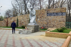 Активисты "Мира Луганщине" проверили состояние памятника "Скорбящая мать" в Перевальске