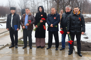 Жители и гости ЛНР на митинге почтили память погибших в ходе Дебальцевской операции