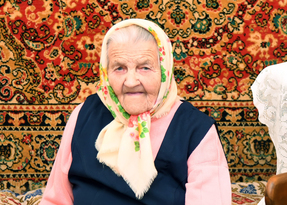 Власти Свердловска поздравили жительницу города со 104-м Днем рождения      