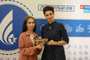 ОД "Мир Луганщине" наградило зрителей, победивших в суперфинале игры "Что? Где? Когда?"