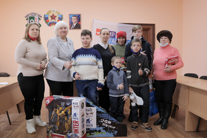 Иностранные активисты в рамках акции исполнили желания детей из Ровеньков и Врубовского