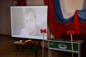 Первая в ЛНР "Парта Героя" появилась в стахановской школе в честь Валерия Болотова