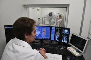 Клиникам в РФ продлили поддержку на выплаты медикам и премии за выявление онкозаболеваний