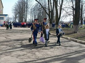Ровеньковские гимназисты высадили деревья в память о ветеранах Великой Отечественной войны