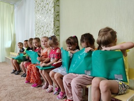 ОД "Мир Луганщине" передало более 400 канцнаборов для детей из Станично-Луганского района
