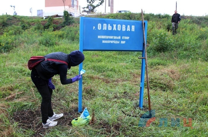 Расчистка русла реки Ольховая в рамках акции "Очистим планету от мусора", Луганск, 20 сентября 2016 года