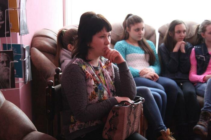 Арт-встреча "Занавес раскрылся, тише!…" с учениками школы № 25 в Луганской молодежной библиотеке, Луганск, 21 марта 2016 года