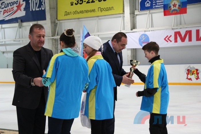 Глава ЛНР посетил "Ледовую арену", где в каникулы бесплатно катаются луганские школьники, 3 апреля 2015 года.