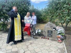 Жители Ровеньков почтили память земляков, погибших от удара "Точкой-У" ВСУ летом 2014 года