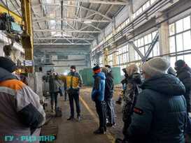 РЦЗ провел экскурсию по Свердловскому машзаводу для гимназистов и выпускников колледжей