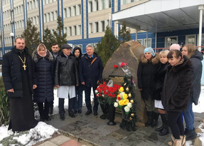 Митинг в память о погибших в 2010 году при взрыве в горбольнице № 7 прошел в Луганске
