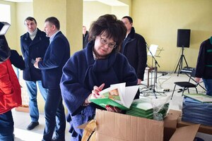 Общественники передали Новоайдарскому району около 12 тысяч книг от фонда "Книги миру"