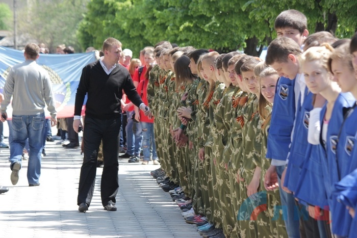 Представители молодежи пронесли Государственный флаг по центру Луганска, 12 мая 2015 г. Фото: Марина Сулименко/ЛИЦ