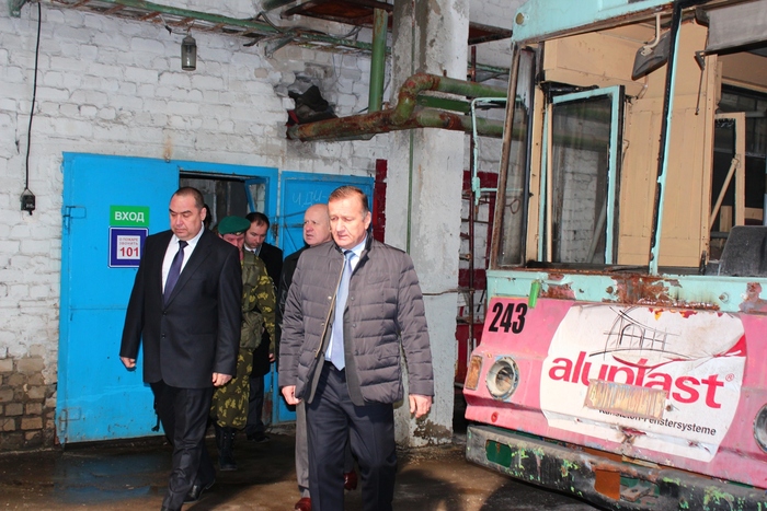 Глава ЛНР посещает Луганский трамвайно-троллейбусный парк, 10 апреля 2015 года.