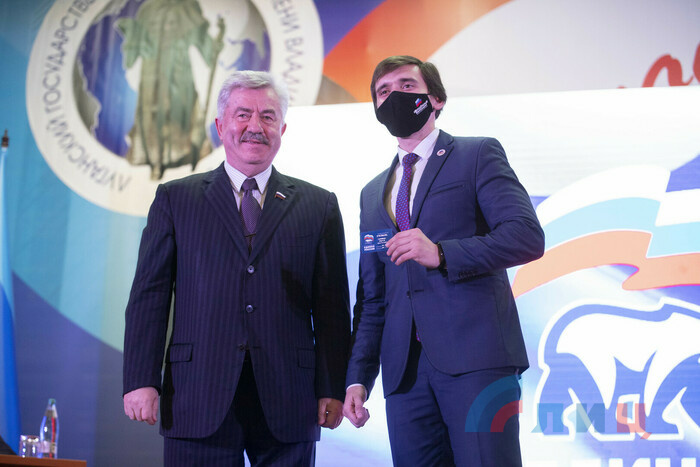 Вручение первых партийных билетов всероссийской политической партии "Единая Россия", Луганск, 30 ноября 2021 года