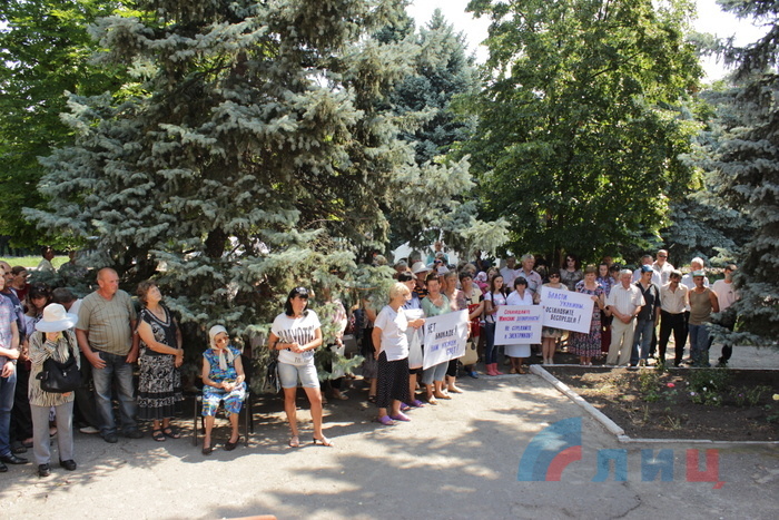 Митинг жителей села Пришиб с требованием к ВСУ прекратить обстрелы, чтобы восстановить электроснабжение, 7 июля 2015 года
