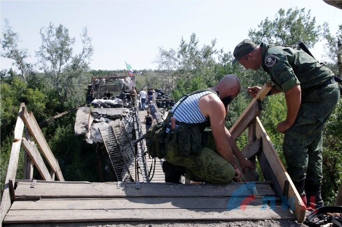 Восстановление поврежденного обстрелами ВСУ моста у Станицы Луганской, 8 августа 2016 года