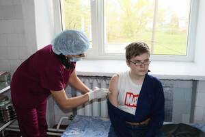 Свердловская больница проводит вакцинацию подростков от COVID-19 специальным препаратом