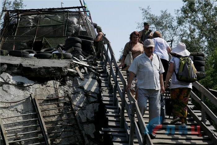 Восстановление поврежденного обстрелами ВСУ моста у Станицы Луганской, 8 августа 2016 года