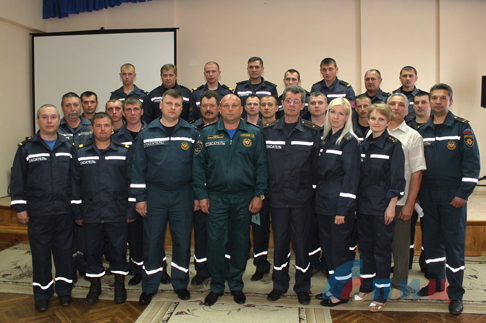 Первый выпуск водителей пожарных автомобилей в учебно-методическом центре МЧС ЛНР, Луганск, 27 мая 2015 года
