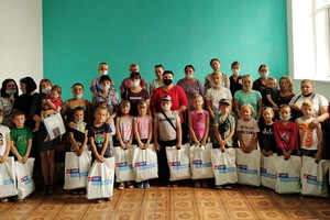Проект "Волонтер" передал канцнаборы более 1 тыс. первоклассников из многодетных семей ЛНР