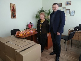 ОП ЛНР передала 150 сладких подарков от "Единой России" детям из прифронтовой Николаевки