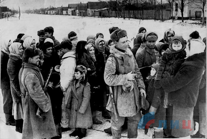 Жители Ворошиловграда встречают своих освободителей-бойцов Красной Армии, 14 февраля 1943 года