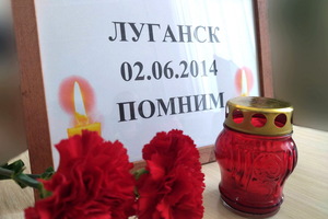 Жители Республики почтили память жертв авиаудара ВСУ по зданию бывшей Луганской ОГА