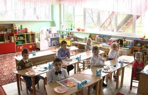 Вологодские строители восстановили остекление в детском саду "Катюша" в Алчевске