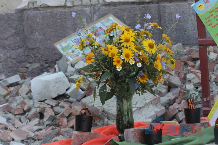 Молчаливая акция памяти "Расстрелянное детство" по случаю годовщины обстрелов школы № 39, Луганск, 5 августа 2015 года
