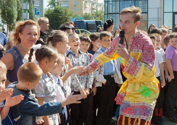 Открытие 75-го сезона в Луганском академическом украинском музыкально-драматическом театре на Оборонной, Луганск, 11 сентября 2015 года