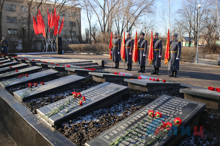 Церемония возложения цветов к Братской могиле советских воинов в сквере имени 9-го Мая, Луганск, 14 февраля года