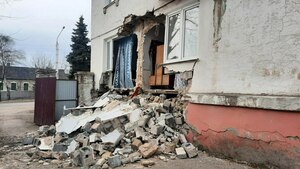 Стена 70-летней многоэтажки в Стаханове частично обрушилась из-за износа