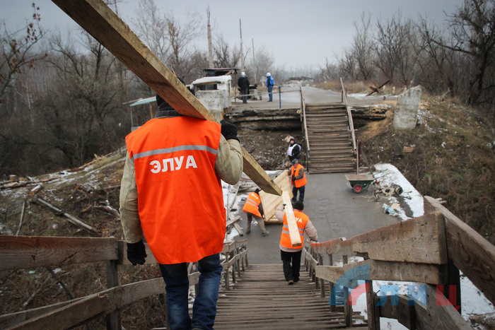 Ремонт деревянных настилов на мосту у пункта пропуска через линию соприкосновения в районе Станицы Луганской, 9 декабря 2017 года