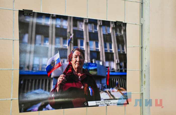 Фотовыставка, посвященная годовщине взятия здания СБУ, Луганск, 6 апреля 2023 года