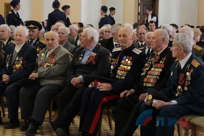 Глава ЛНР вручает ветеранам Великой Отечественной памятные медали "70-летие Победы", Луганск, 8 мая 2015 года
