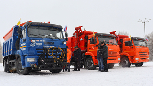 Антрацит получил от Ставропольского края комбинированную дорожную машину и два мусоровоза