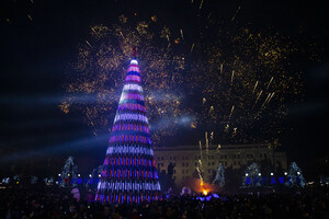 Главная новогодняя елка Республики зажгла огни на Театральной площади Луганска