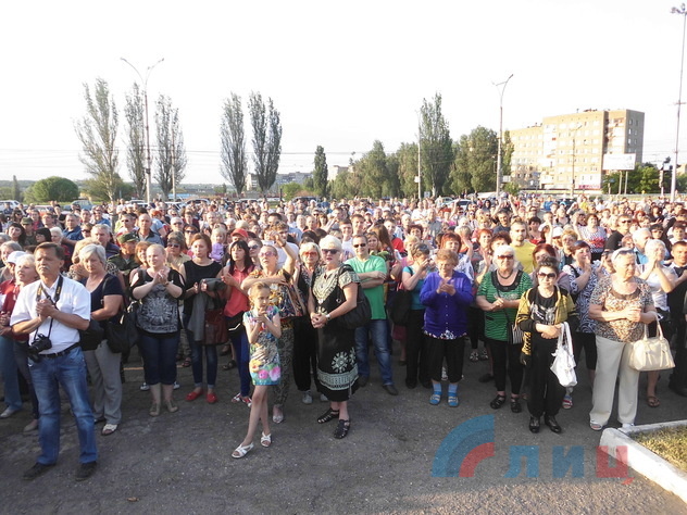 Около тысячи человек собрались на митинг-реквием в Алчевске почтить память Алексея Мозгового