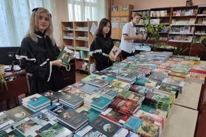 Хакасия передала более 600 новых книг в библиотеку Свердловской гимназии